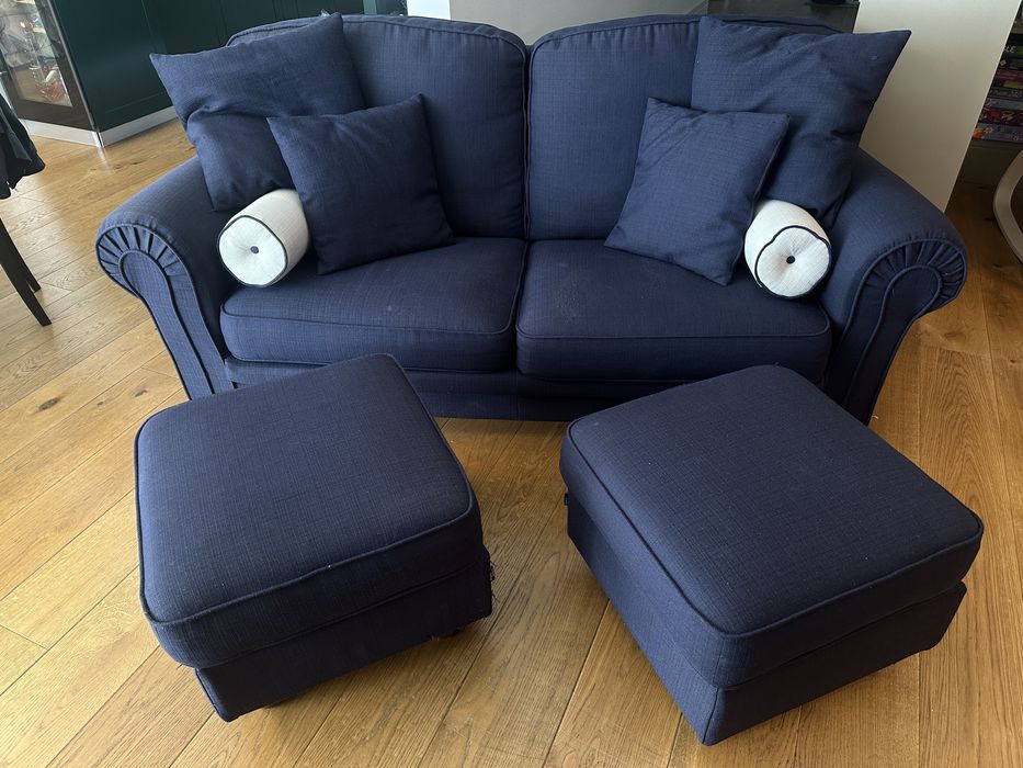 Canapea cu 4 perne, 2 tabureti si 2 rulouri