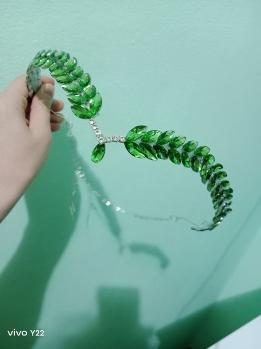 Yashil toshlar bilan ishlangan gózal Diadema