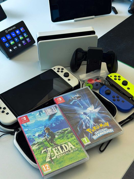 Nintendo Switch OLED 256GB + 4 Joy-Con-а + 2 игри + Carrying Case + подарък