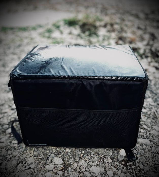 Черная сумка для доставку