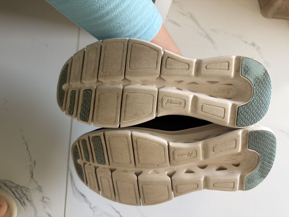 Продам кроссовки Skechers