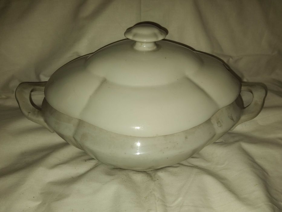 Продавам стар порцеланов супник.