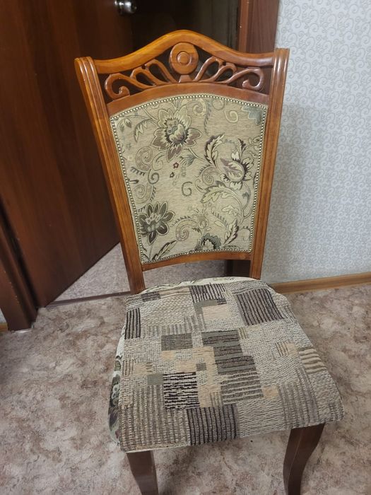 Стол стулья в гостиную