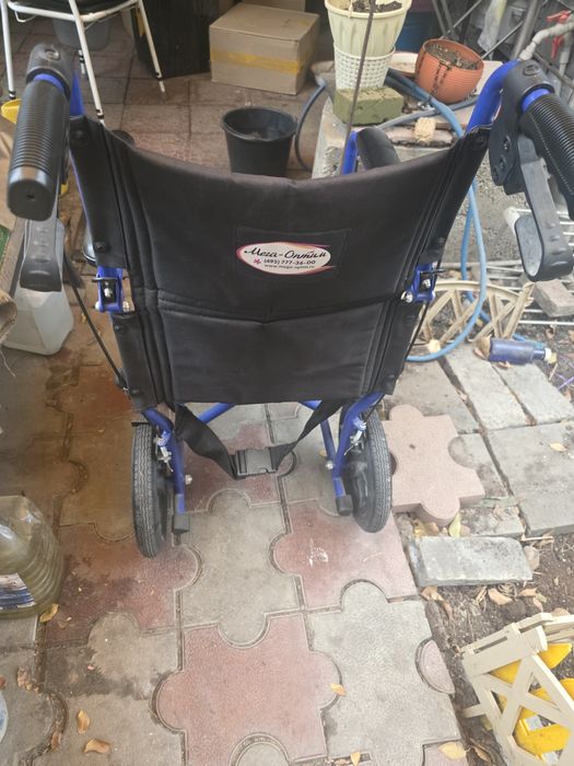 Продам прогулочную инвалидную коляску и санитарный стул