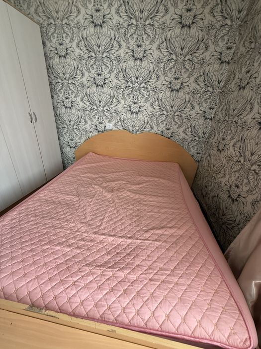 Продам двухспальную кровать с матрасом