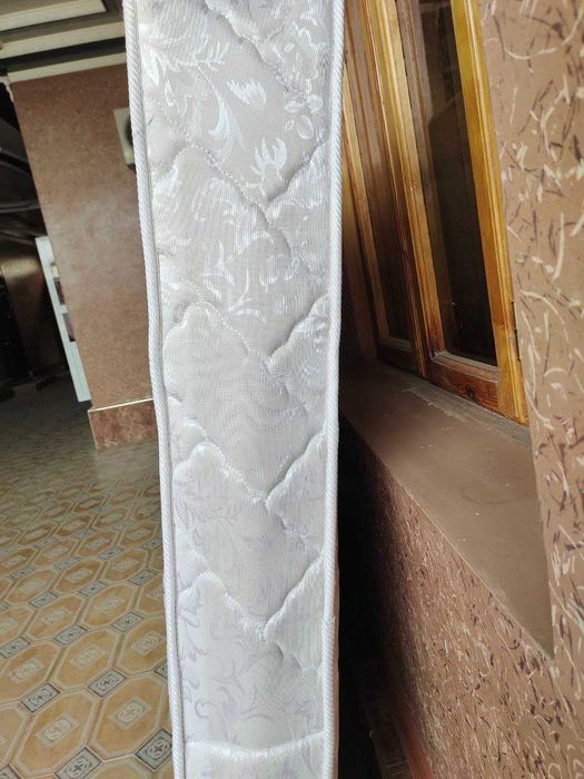 белый матрас хорошего качества