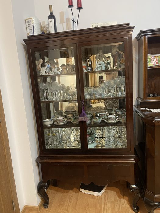Set mobilier living clasic din lemn – vitrină, comodă, bufet, masă + 6 scaune