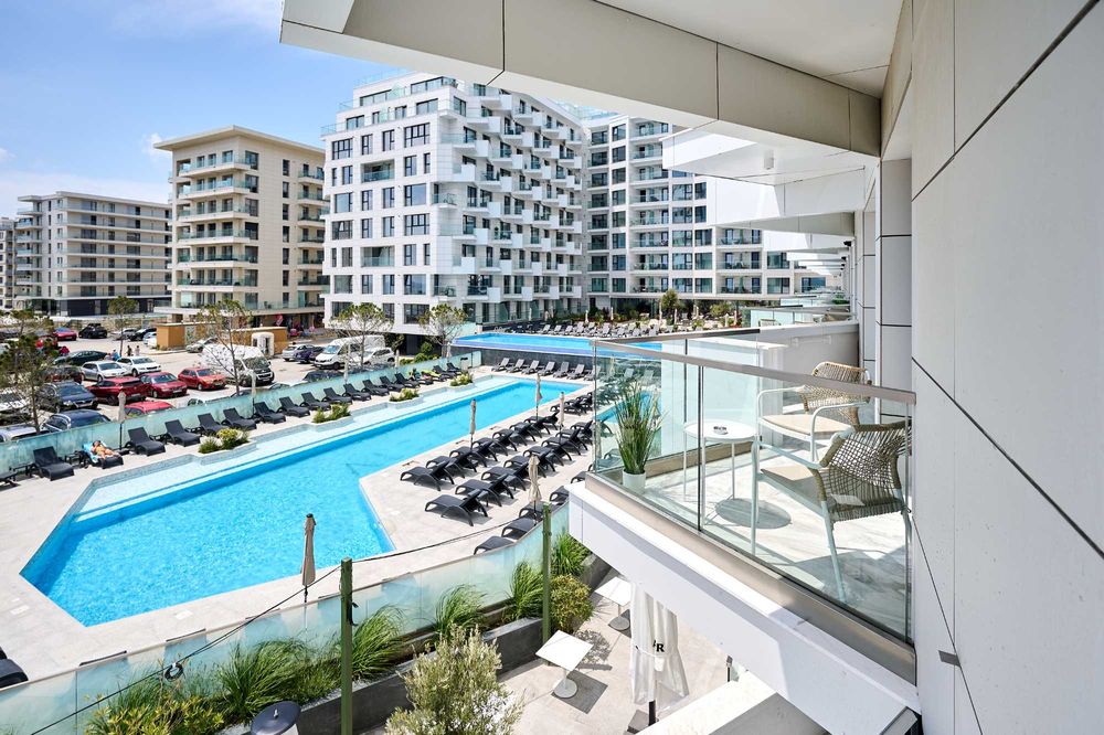 Ofer pentru inchiriere apartament 3 camere cu vedere frontala la mare