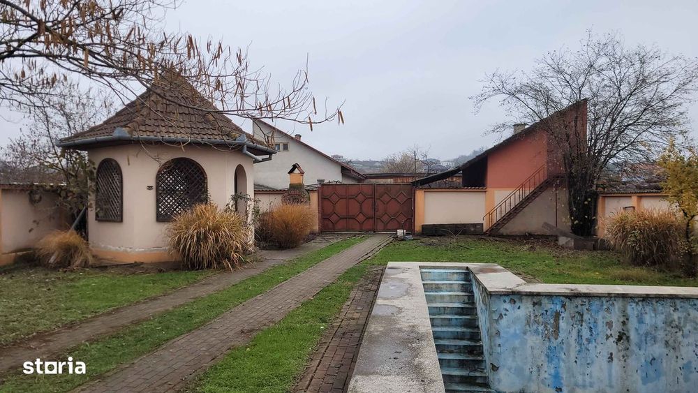 Imobil cu 3case:C1-3 nivele;C2-2nivele;C4-1 nivel;C3;C5;Piscina;Foisor