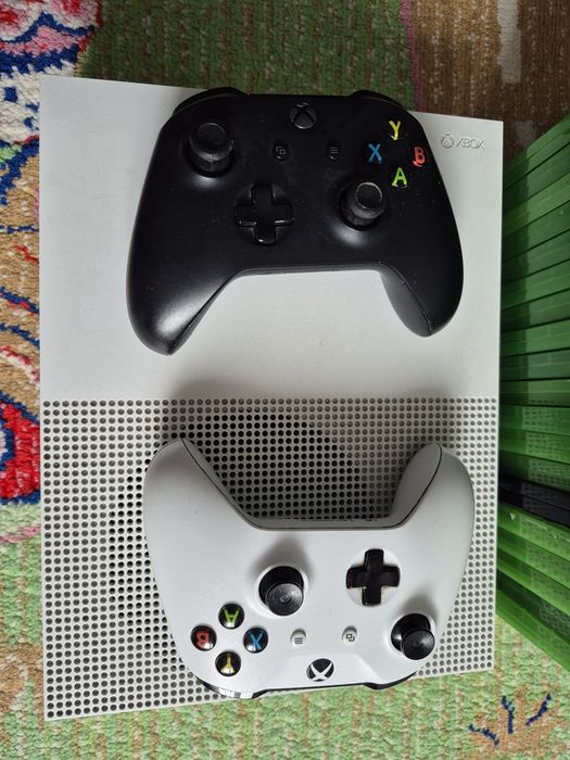 Vând xbox one cu manete si jocuri