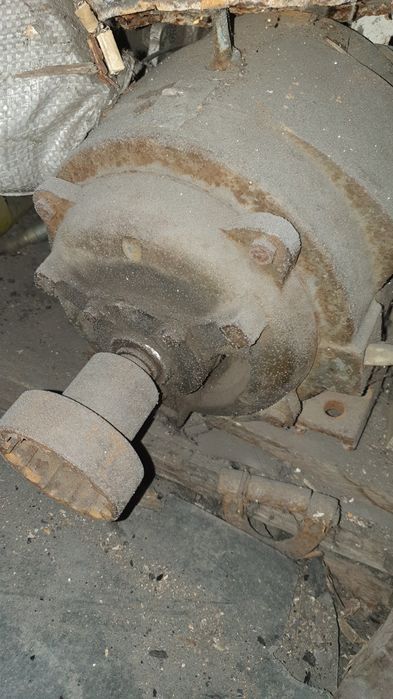 Продам ,швеллер7,8м,,.канистры,фляги.