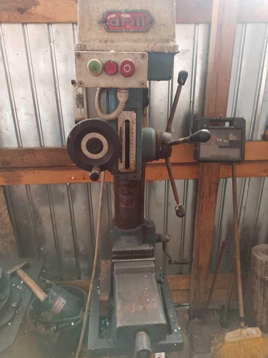 Bormașină cu coloana