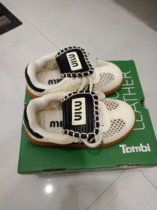 Продам детские кроссовки летние