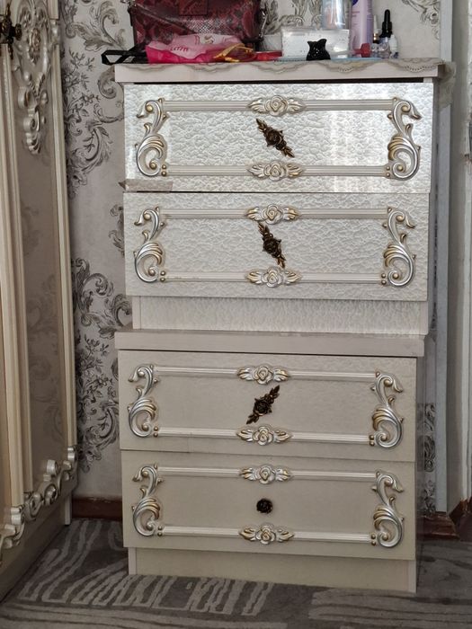 Mebel sotiladi. Holati yaxshi.