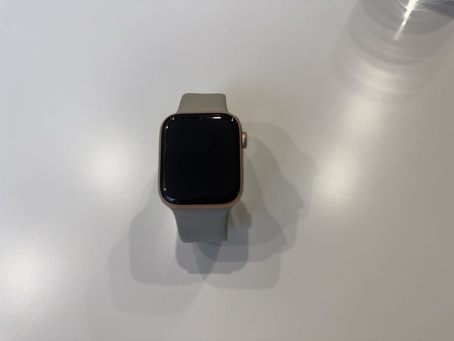 I Watch SE 44mm. Aluminium