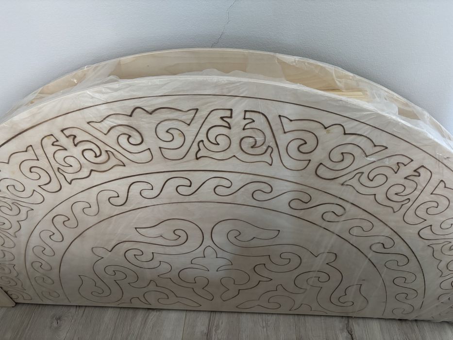 Стол круглый с орнаментом