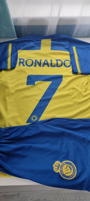 Футболни екипи и обувки