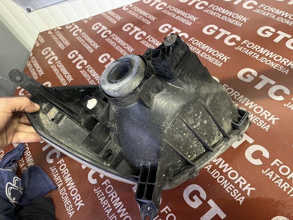 Ляв и десен фар Toyota Rav4 XA20 (2000-2005)