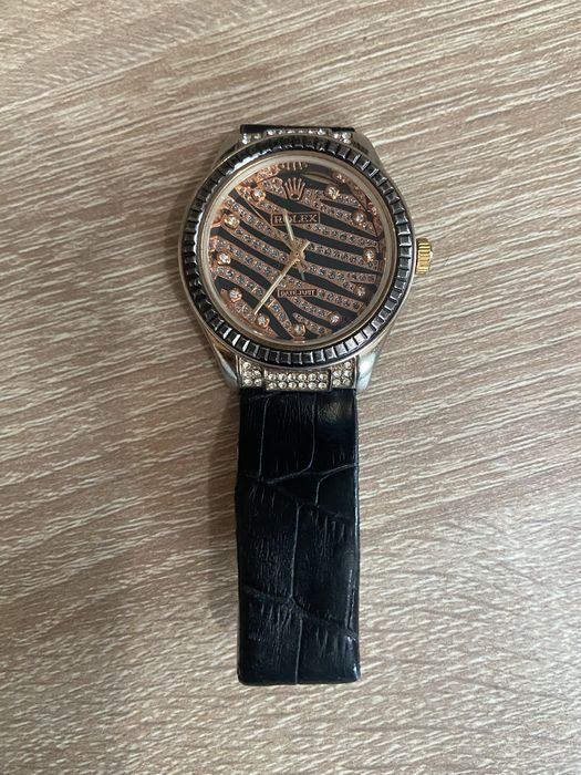 Продавам дамски часовник