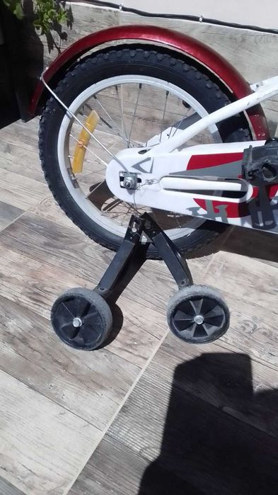 Продавам колело за дете между 3-6 години