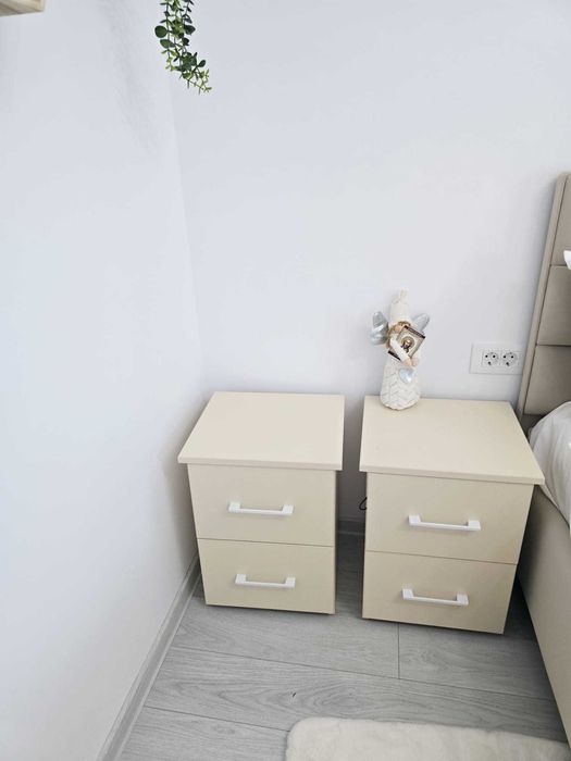 set mobilier elegant -  masa de machiaj cu oglinda + 2 noptiere , stare impecabila