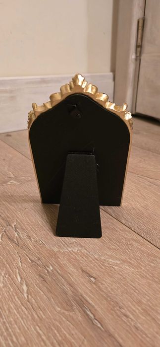 Изящна рамка за бижута, с кадифе.