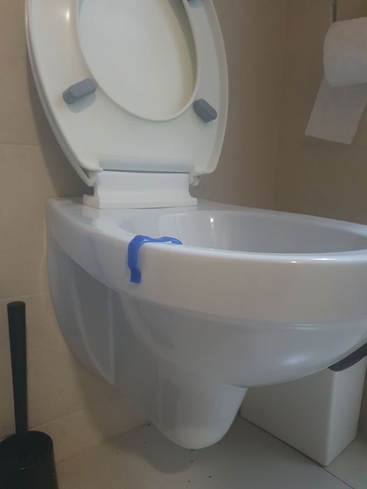 350 lei tot: wc suspendat+ chiuveta cu baterie Grohe+ oglinda