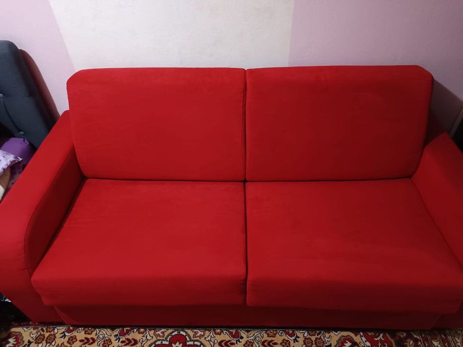 Отдaм дapoм диван