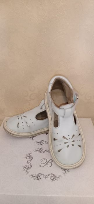 Продам кожаные сандали на девочку