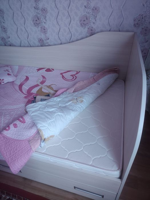 Продам  шкаф , кровать , комод