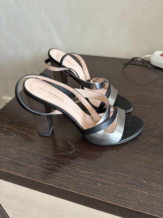 Продам босоножки 37 размер .