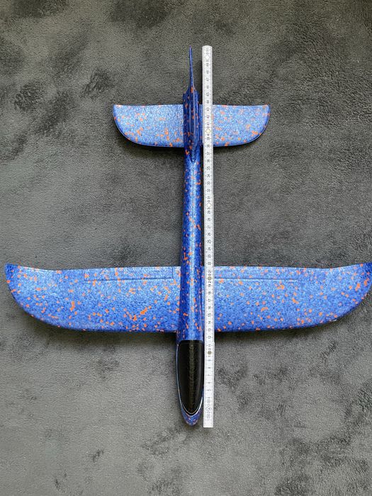 Игрушечный латающий самолет