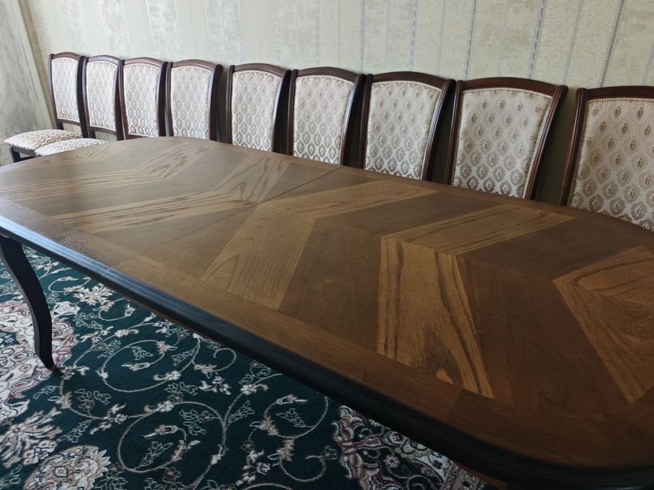 Продается стол со стульями почти новый.