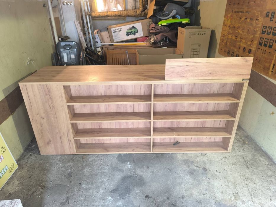 Шкаф с вътрешно и външно лице подходящ за хранителни стоки и съхранени