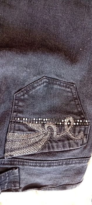 Дънки черни с по два джоба отпред и отзад с паети,копчета закопчаване,