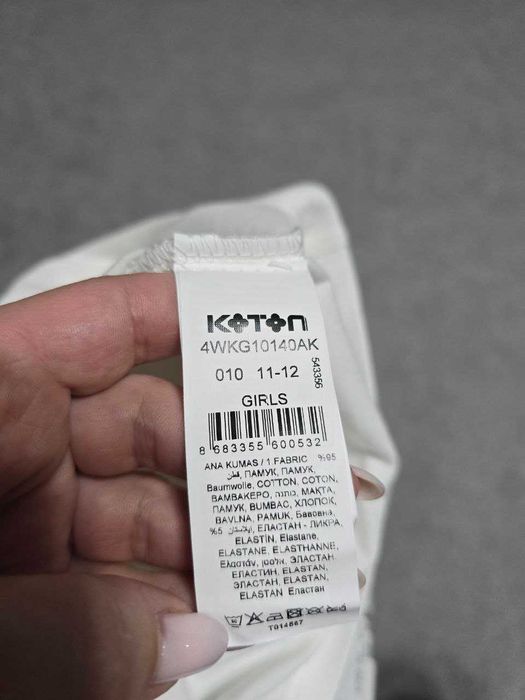 Продам детскую кофту (блузку) белую (можно в школу)