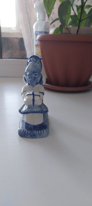 Фарфоровая статуэтка