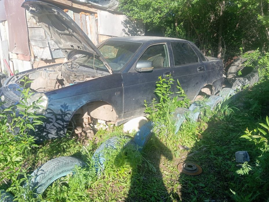 Продам  Приору по запчастям