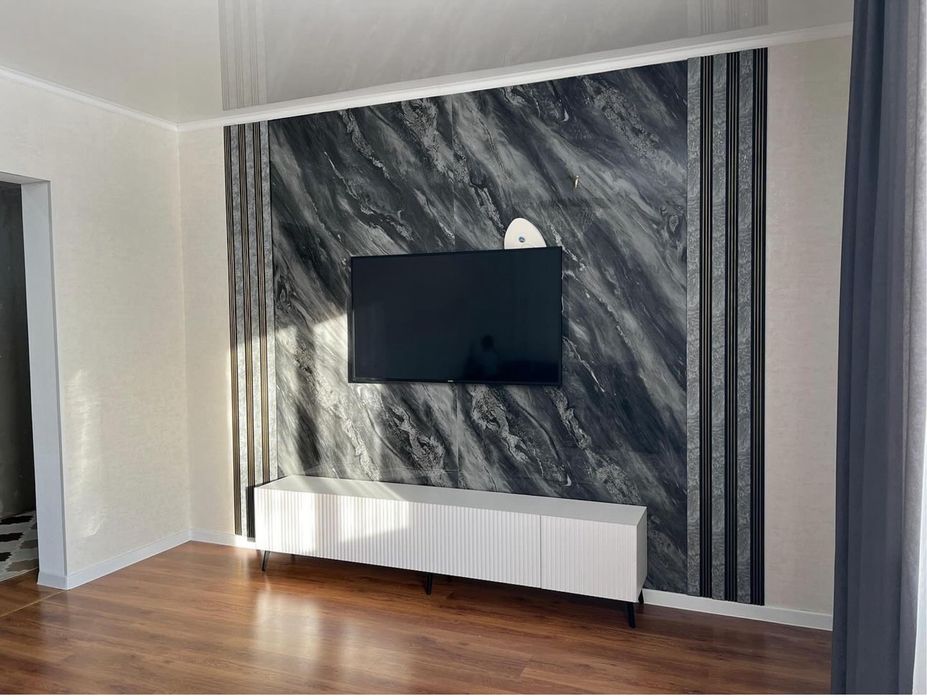 Гибкий мрамор, лувр, латунные молдинги