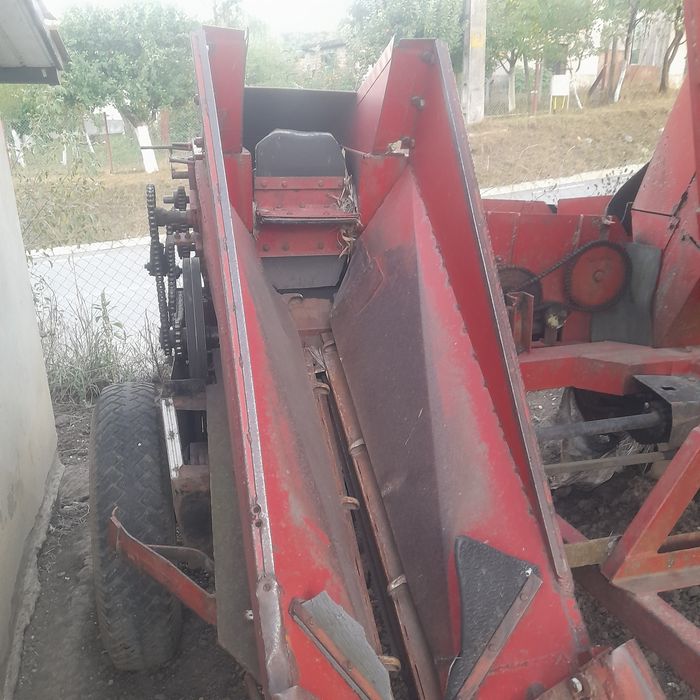 vând utilaje agricole, culegator porumb ,semanatoare sup 29 ,plug reversibil