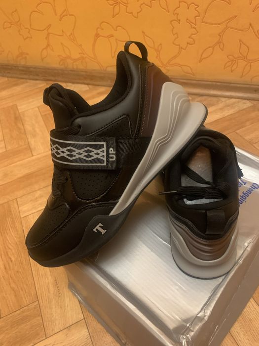 Продам кроссовки новые  39 размер