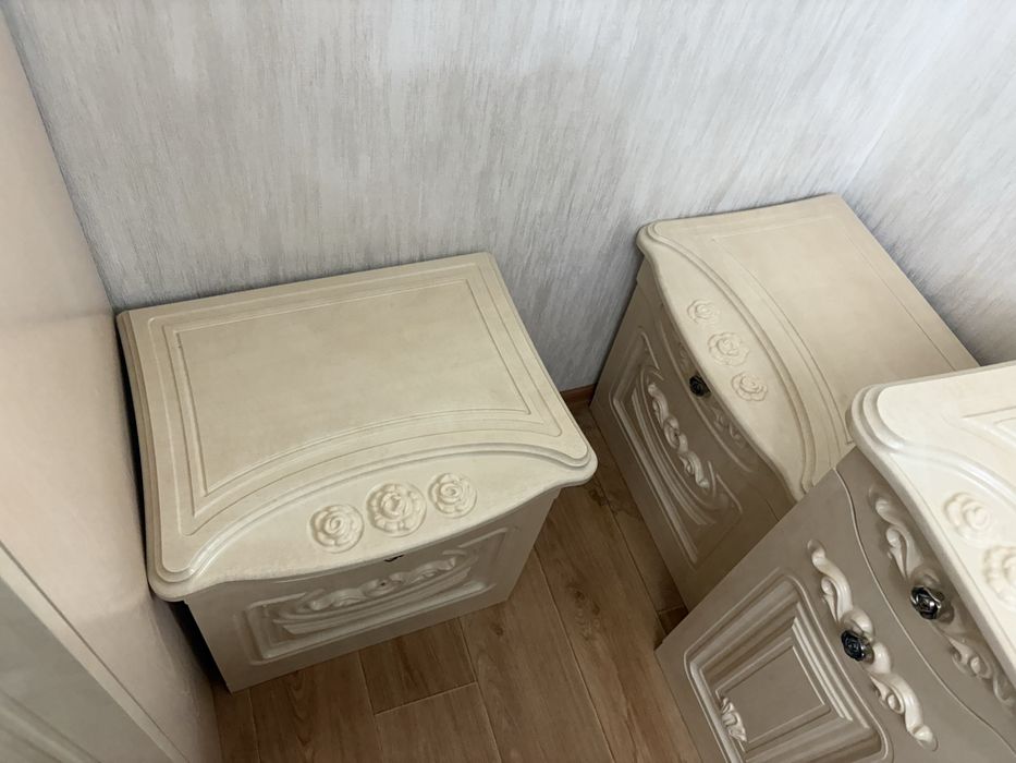 Продается комод, зеркало и тумбочки