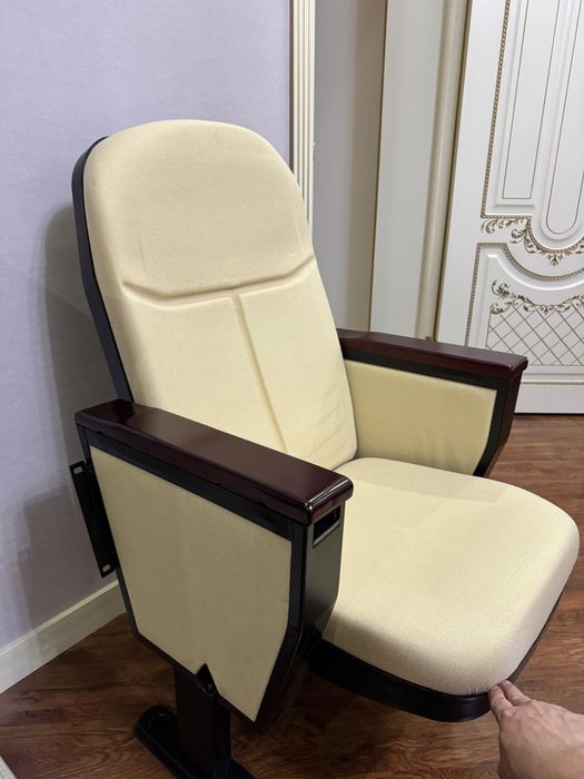 Офисные кресла театральные