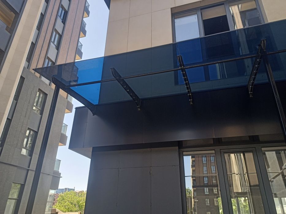 Стеклянные навесы и козырьки