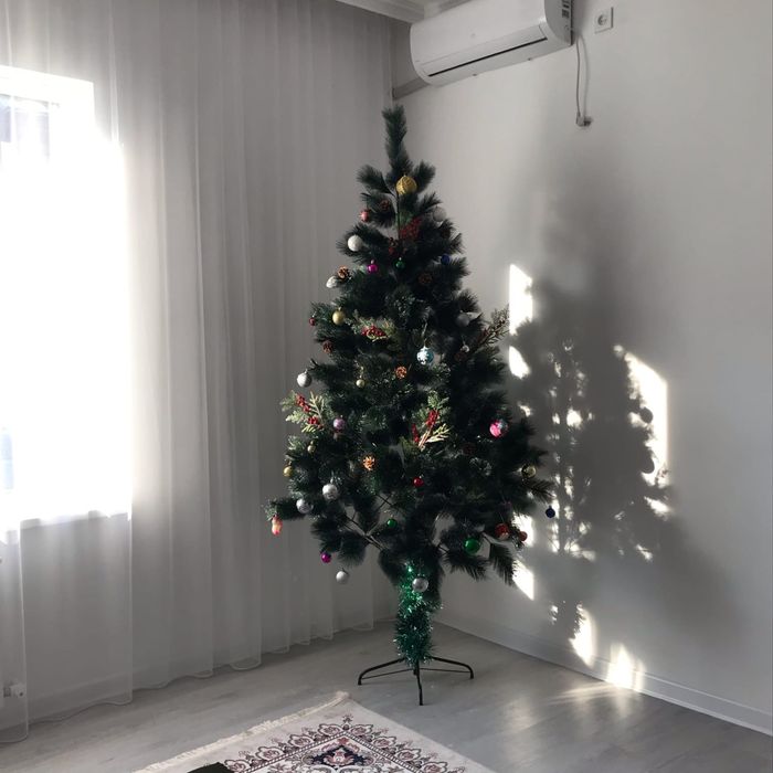 Продается елка двухметровая с игрушками