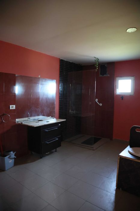 835mp la munte, casă la gri — poveste neterminată, 89.000€ neg.