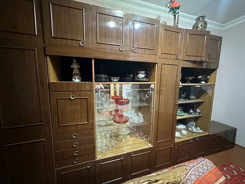 Стенка мебель прочный , старинный