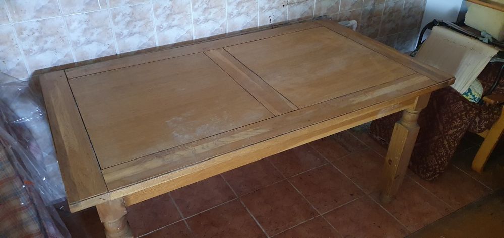 Masa din lemn masiv și scaune vintage sculptate manual