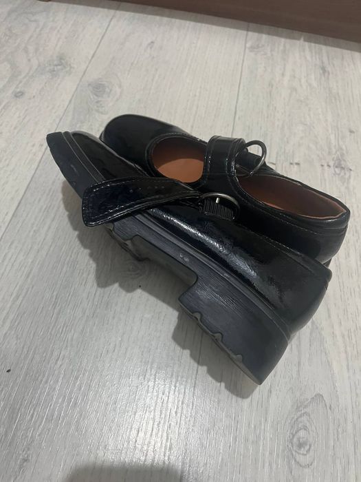 Продам туфли школьные