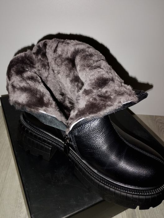 Продам зимние ботинки 38